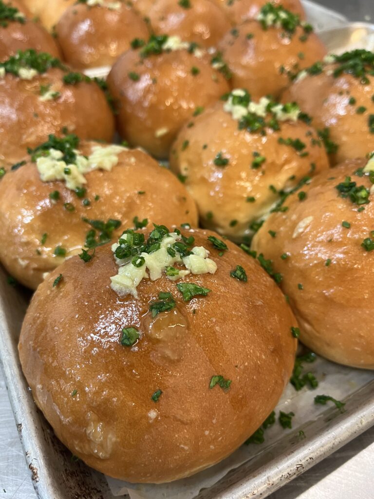 dinner rolls with garlic and herbs